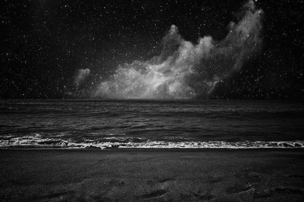 Море ночь черно белое