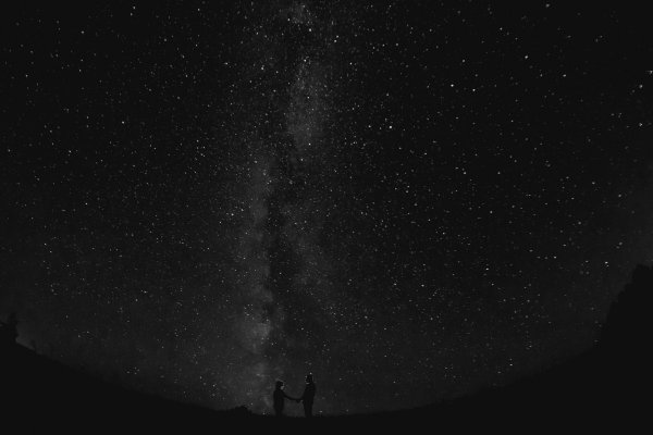 Ночное небо черно белое