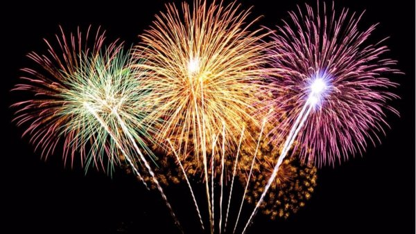 Салюты и фейерверки