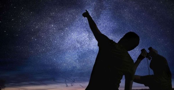 Силуэт на фоне звездного неба