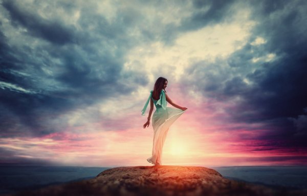 Женский силуэт на фоне неба