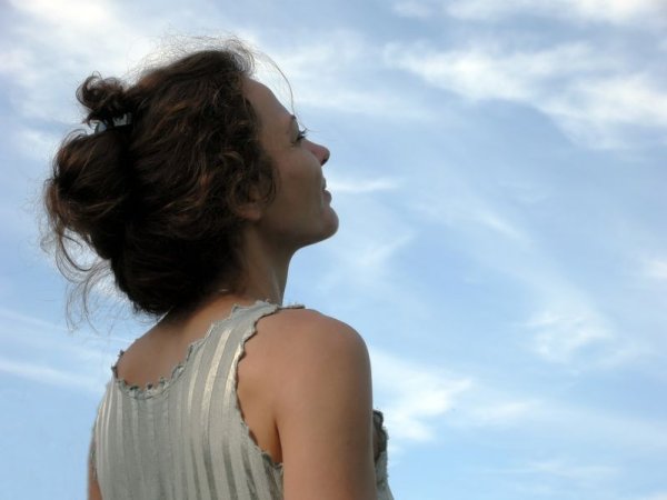 Женщина смотрит в небо