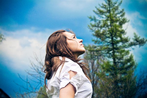 Взгляд в небо девушка