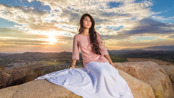 Молится в небо