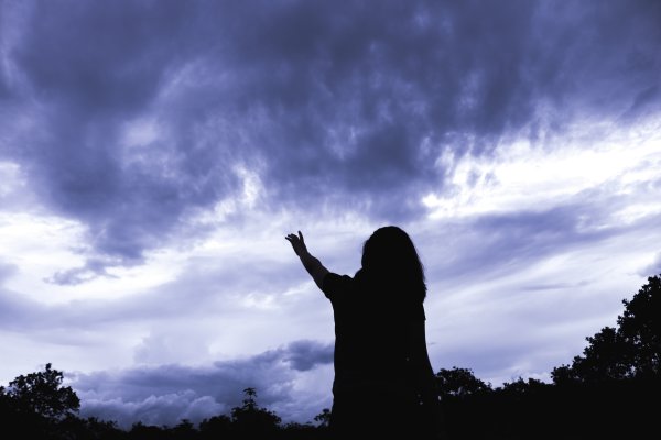 Девушка молится Богу