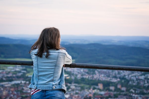 Девушка глядящая в даль