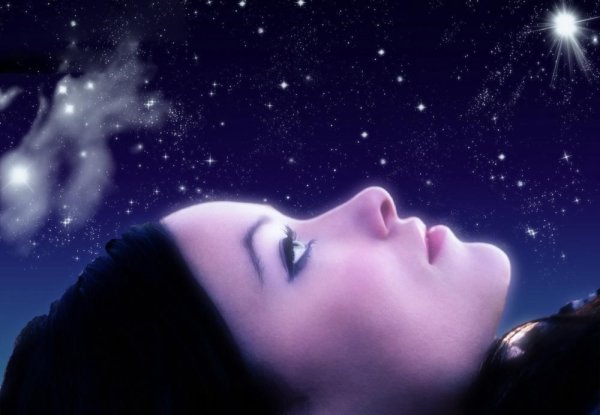 Девушка птица в небе