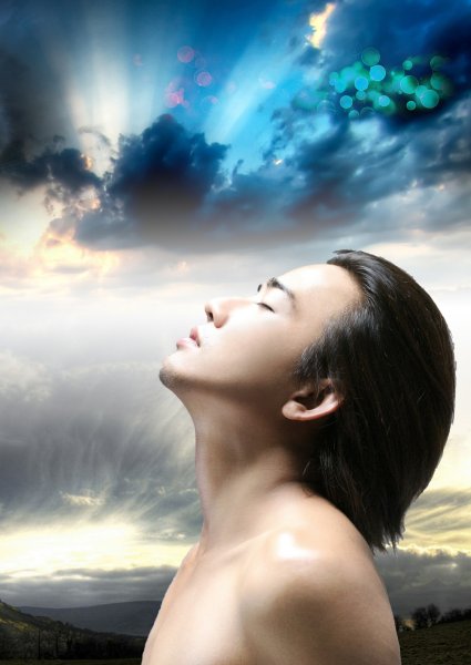 Девушка кричащая в небо