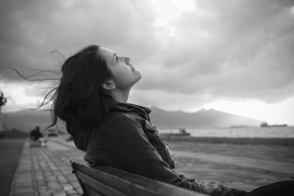 Силуэт девушки на фоне неба