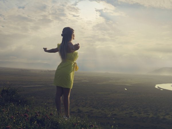 Блондинка на фоне неба