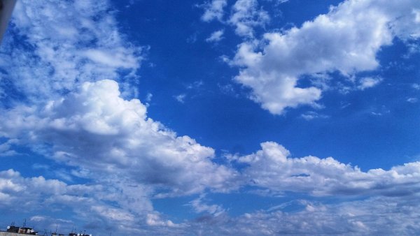 Голубое небо с облаками