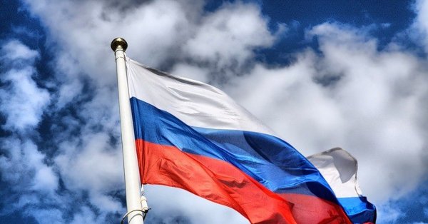 Российский флаг в небе