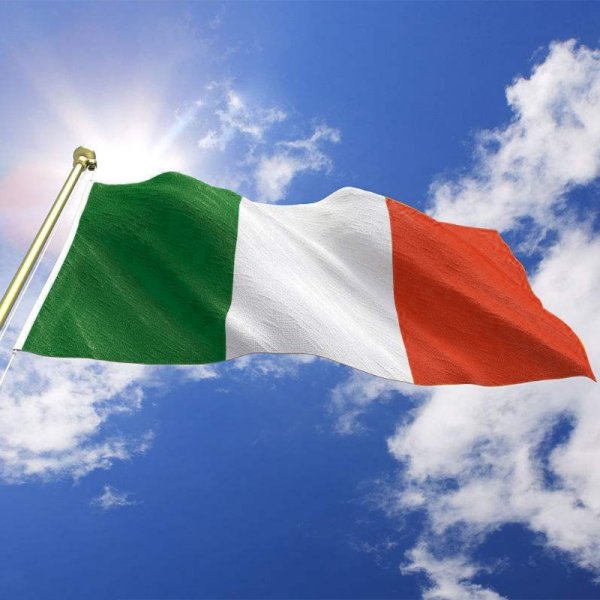 Российский флаг на флагштоке