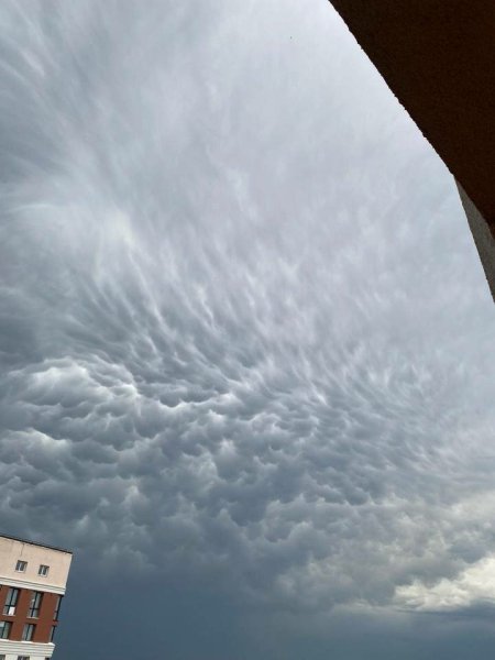 Глаза на фоне неба