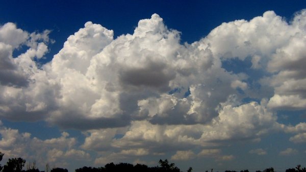 Эффект Fallstreak в перисто- кучевых облаках