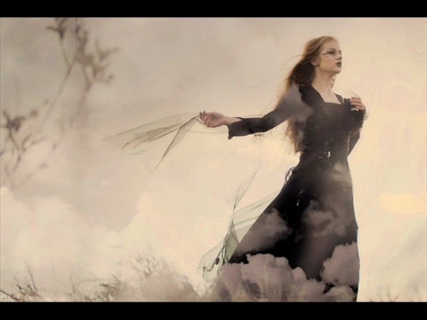 Девушка на ветру