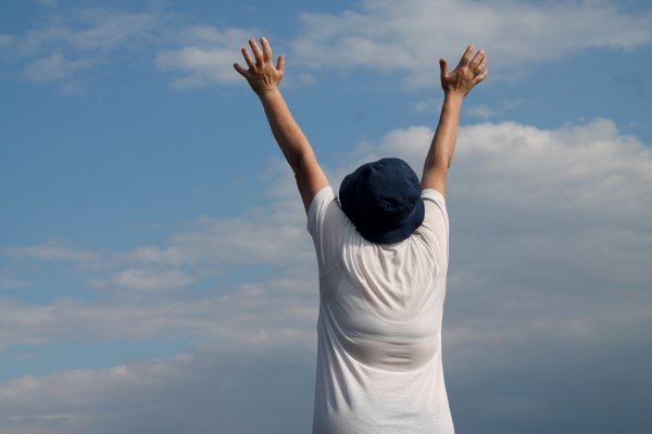 Человек тянущий руки к небу