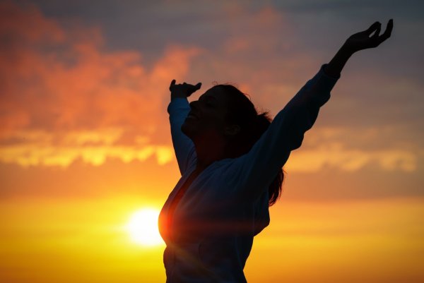 Девушка руки к небу