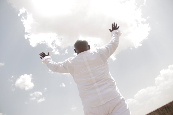 Человек тянет руку к небу