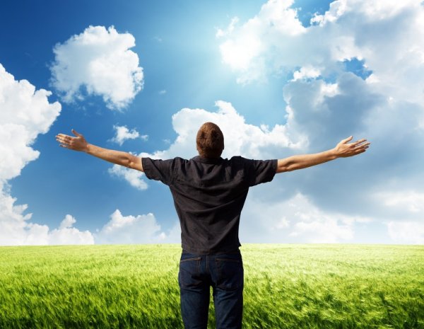 Человек с распростертыми руками