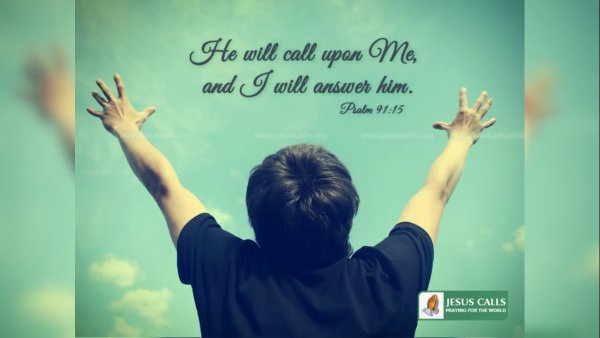 Человек тянется вверх