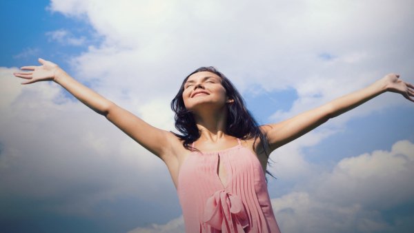 Руки на фоне неба