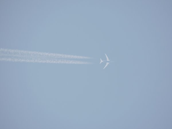 Шлейф от самолета в небе