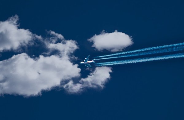 Самолет в небе