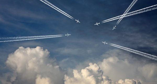 Самолет с инверсионным следом