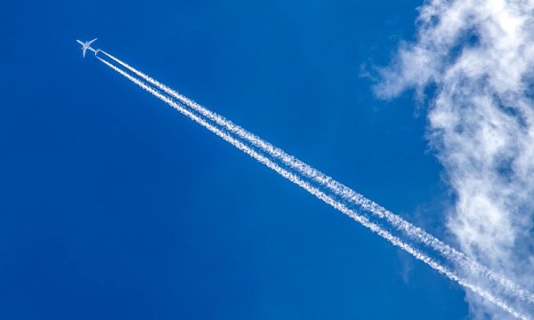 Самолет в небе