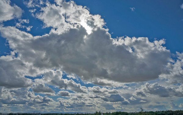 По небу плывут облака