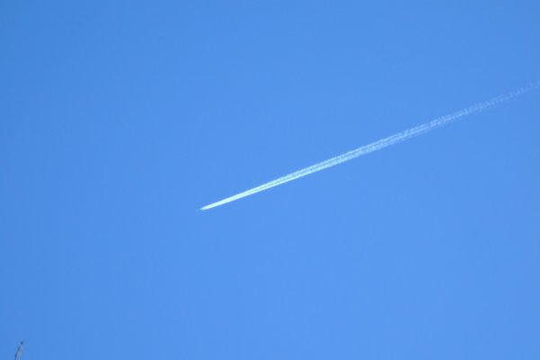 Самолёт высоко в небе