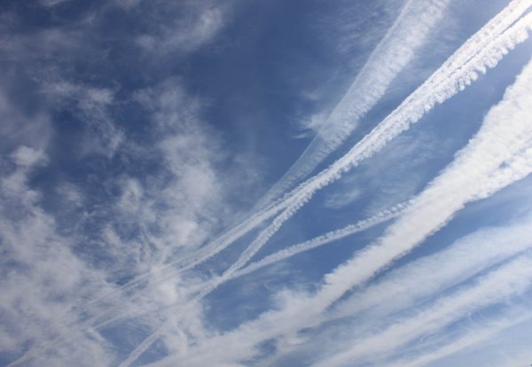 След самолета в небе