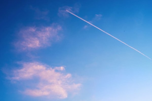 Голубое небо с облаками от самолетов