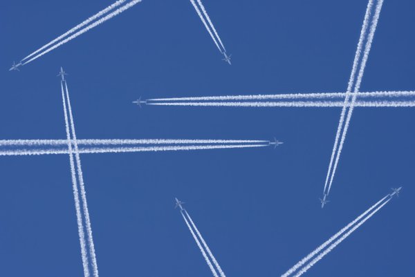 Конденсационный след от самолета