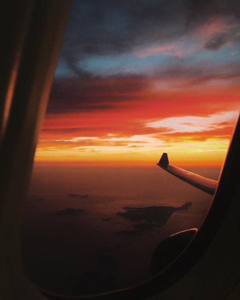 Самолет на закате