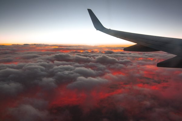 Закат из иллюминатора самолета