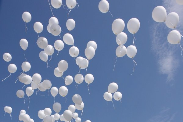 Разноцветные воздушные шары в небе