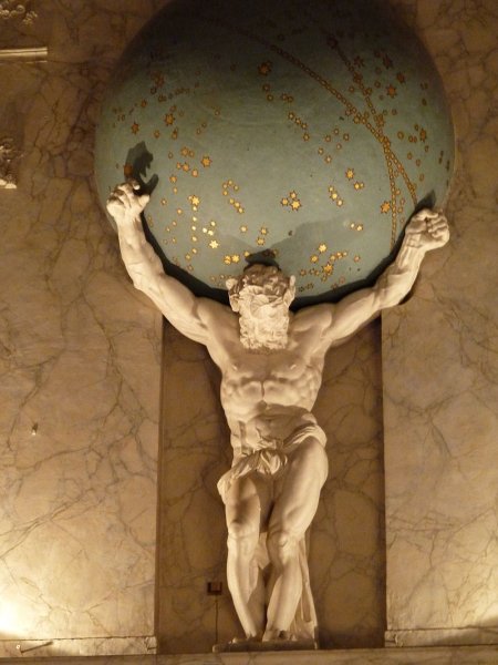 Атлант Титан статуя