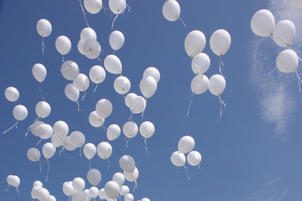 Гелевые шары в небе