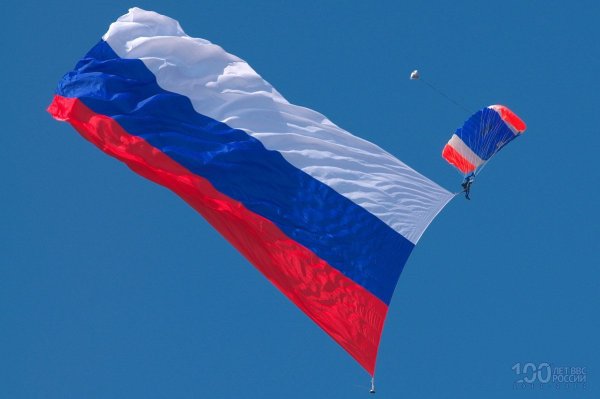 Флаг России в небе