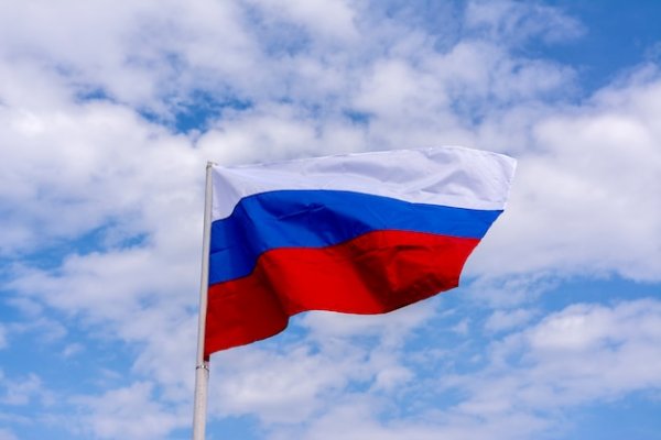 Российский флаг в небе