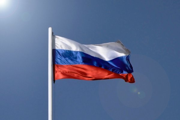 Флаг России на фоне неба