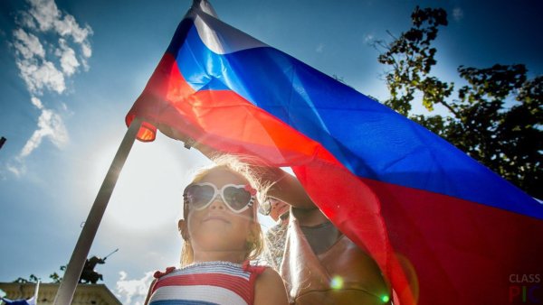 Люди с флагами России