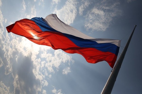 Российский флаг на фоне неба