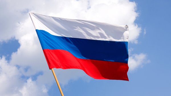Флаг России на фоне неба
