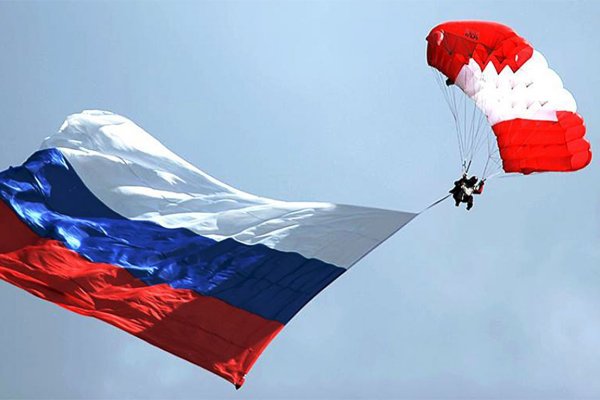 Российский флаг развивающийся