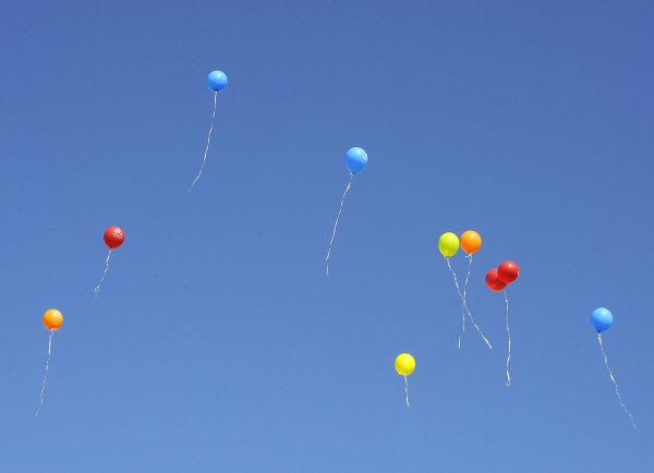 Разноцветные шары в небе