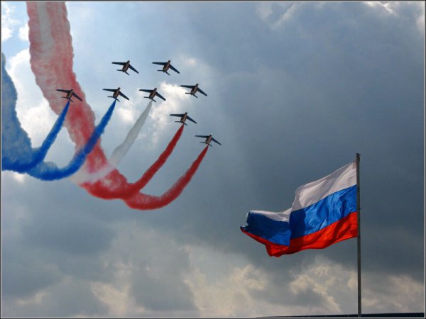 Флаг России в небе