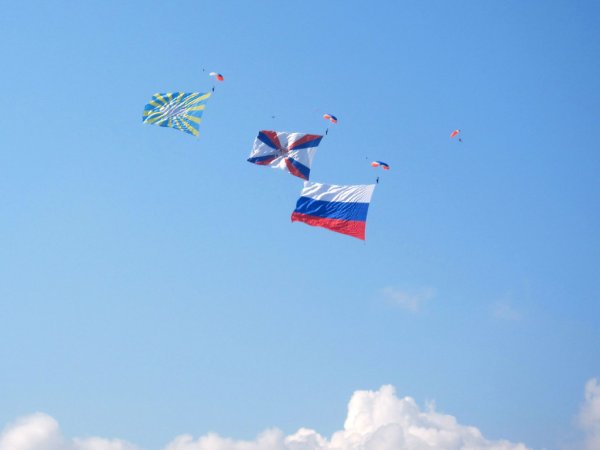 Разноцветные самолёты в небе